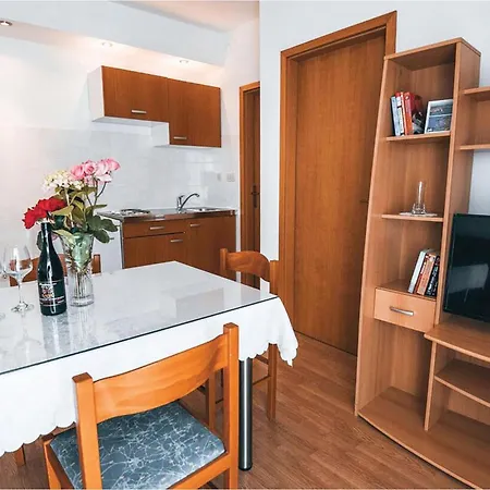 3 Bedroom Beautiful Apartment In Vodice Apartment *